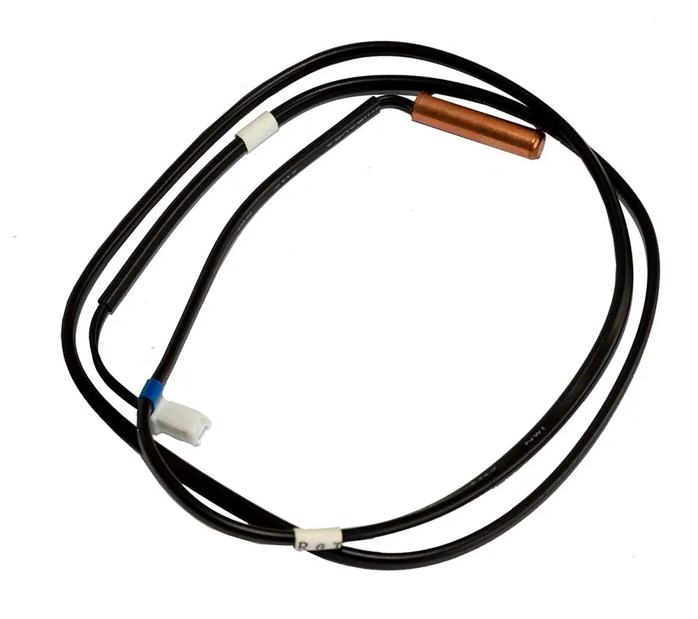Temperaturfühler von Daikin mit zwei schwarzen Kabeln und einem kupferfarbenen Element, geeignet für den Einsatz in Heizsystemen.
